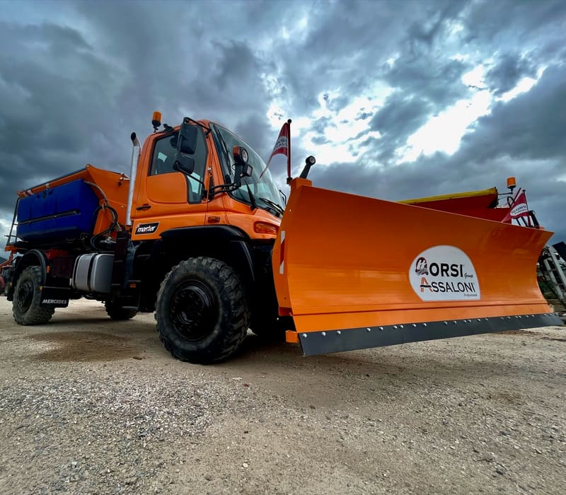 Snowplough truck with blade and salt spreader